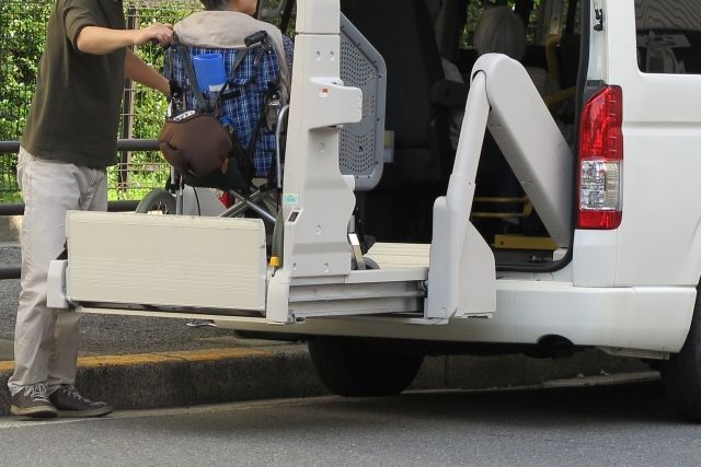 介助する介護タクシーの運転手