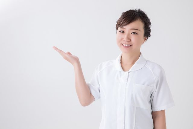 グループホームの介護職員として働く際の認識を説明する介護士